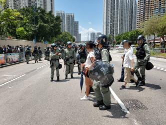 防暴警制服多人。