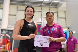 何詩蓓(左)出戰女子100米自由泳，輕鬆游出53秒59新香港紀錄兼達奧運A標，賽後獲頒贈證書。梁柏琛攝