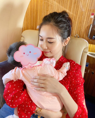 杨秀惠抱着女儿坐私人飞机返香港。