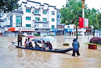 安徽歙縣洪水暴漲，消防員划艇護送考生。