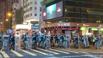 防暴警察驅散示威者