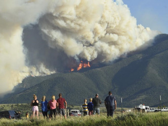热浪导致美国多区发生山火。美联社图片