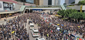 示威者佔據夏慤道東西行車線。