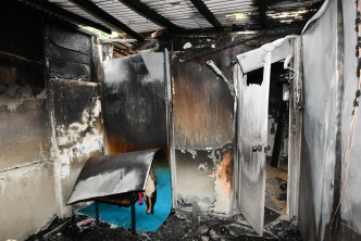 杂物房休息室严重焚毁。