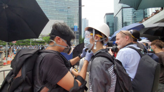 示威者带备头盔及口罩等。