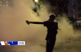 示威者向沙田警署投掷石头砖头。NOWTV截图
