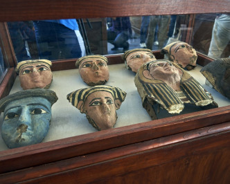 塞加拉阶梯金字塔内还发现面具、雕像等文物。AP