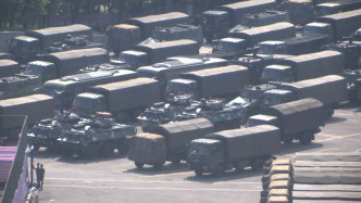 有大批軍車及裝甲車在深圳灣體育中心附近集結。美聯社圖片