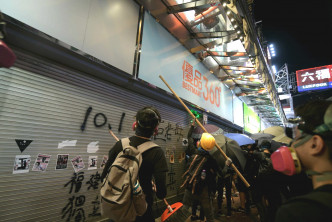示威者大肆破壞多間商店。