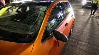 涉事私家車車頭擋風玻璃破裂。網民Hilda Lam攝