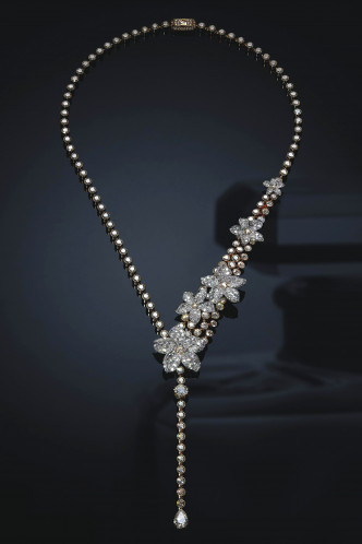 Grasse Jasmine项链，以白金及黄金镶嵌钻石。当中包含一颗重约1.55卡的梨形切割钻石，以及一颗重约1.04卡的圆形切割钻石。($3,369,000）