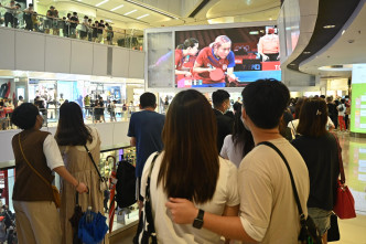 大批市民觀看比賽直播。
