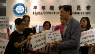 平机行动联席成员向平机会营运总裁陈奕民递请愿信。