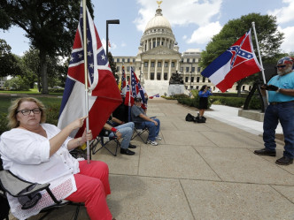 有捍衛者主張堅持旗幟象徵南方歷史傳承的驕傲。AP
