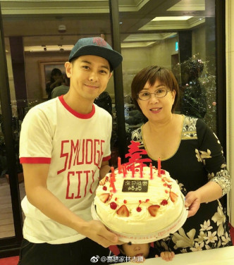 林志颖为妈妈庆祝68岁生日。林志颖微博