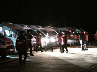 消防救援人员通宵搜救失踪者。新华社