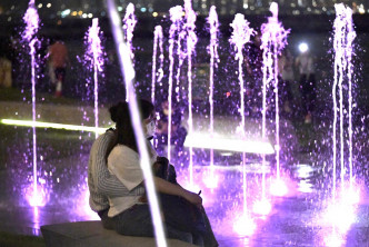 观塘海滨音乐喷泉重开有市民观看汇演。