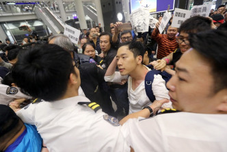 羅冠聰今年1月8日晚返港時在香港機場遇襲，他被撕破衣服及淋潑奶茶，眼鏡飛脫。