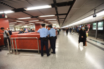 警方派員到地鐵站內搜查。徐裕民攝