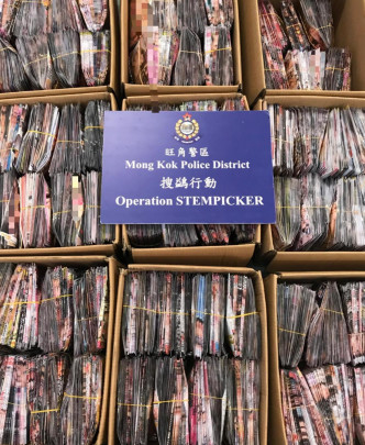 行動中，警方撿獲約6千隻色情光碟及現金。警方提供圖片
