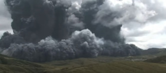 火山爆发后大量浓烟夹杂火山灰向外扩散。（片段截图）