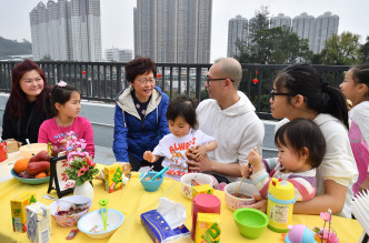 林郑月娥到访「深井光屋」与数十名住户在天台吃开年饭。政府新闻处