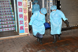 食環署工人運走遭斬死婦遺體。