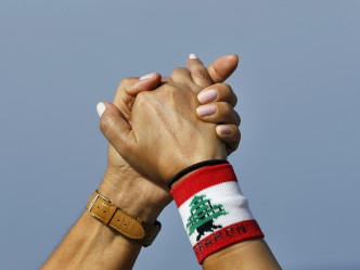 黎巴嫩示威者周日拖手組成人鏈。AP
