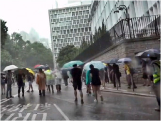 部分游行人士下午3时左右，冒雨向金钟方向行去，有人走出马路。