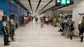 在屯门西铁站亦有防暴警员在场戒备。