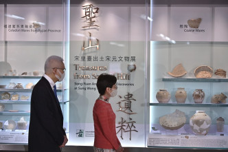 行政长官林郑月娥(右)参与文物柜开幕仪式。