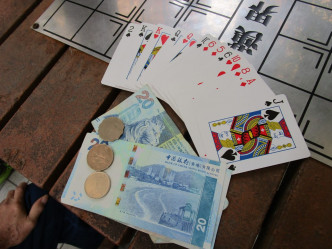 警方檢獲多副撲克牌和紙牌以及小量賭款。圖：警方提供