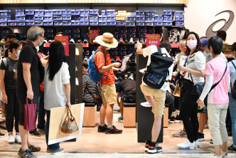 东荟城购物人潮。