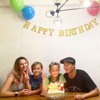 Ryan上月與太太Candance 為一對孖仔慶祝9歲生日。