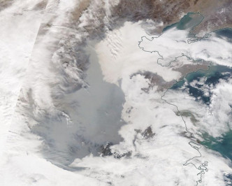 鄭明典引用東亞衛星雲圖，證明華北沙塵暴問題嚴重。網圖