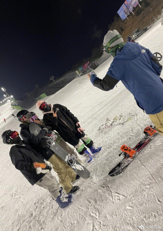 陈伟霆曾笑指谢霆锋在滑雪场被要求帮手拍照。