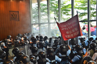 有示威者冲击立法会大楼。
