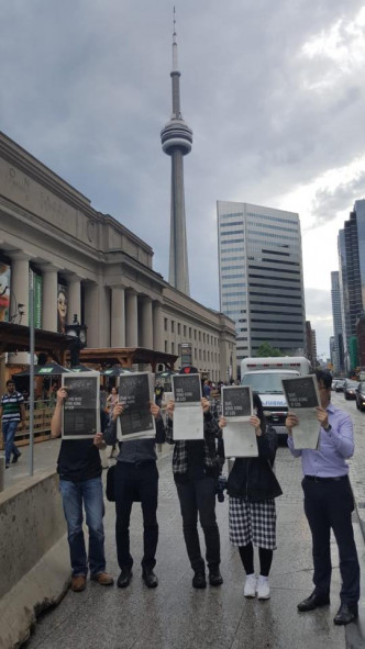 數名居於加拿大的港人聲援紐約的快閃活動。FB「Freedom HONG KONG」圖片