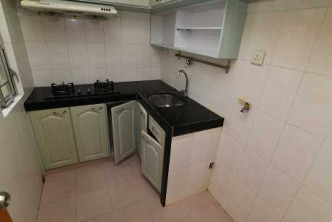 廚房備有基本爐具及廚櫃，方便下廚及貯物