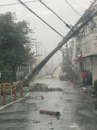 大阪有电綫杆倒塌。网上图片