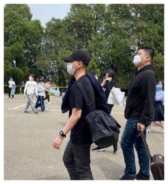 EXO成員伯賢今年5月入伍時，被「私生飯」追到軍營內。