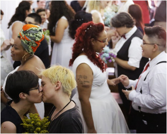 约40对同性恋新人在圣保罗市中心集体举行婚礼。AP