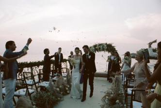 婚礼在海边举行，简单而隆重。