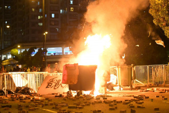 示威者昨日大肆破坏纵火。资料图片