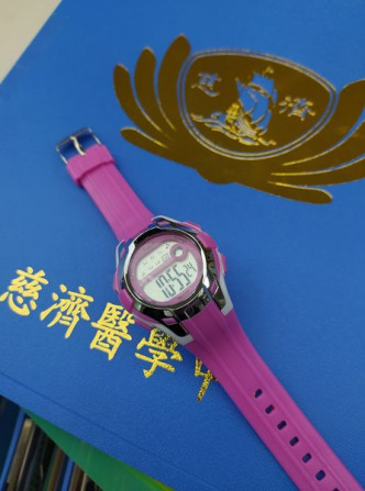 医护团队决定送她全新粉红手表。花莲慈济医院Fb