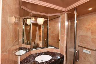 浴室鋪有雲石，並採企缸設計。