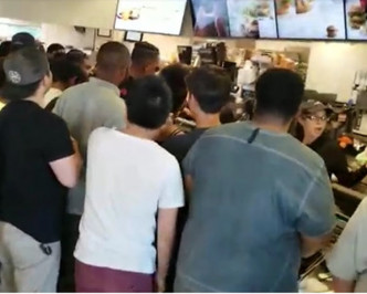 麥當勞卻只準備了70包醬，令民眾在現場怒吼。網圖