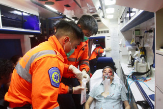 救护车将伤者送院。