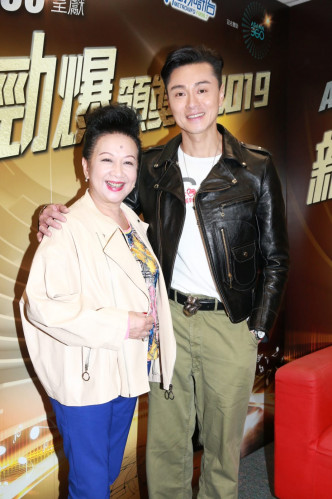 薛家燕笑称现实曾遇过如黄浩然剧中饰演的衰男人，所以一定要请他接受访问。