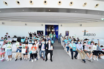 薛永恒与义工，和80位基层小朋友及家长，参观天际100。创科局facebook图片